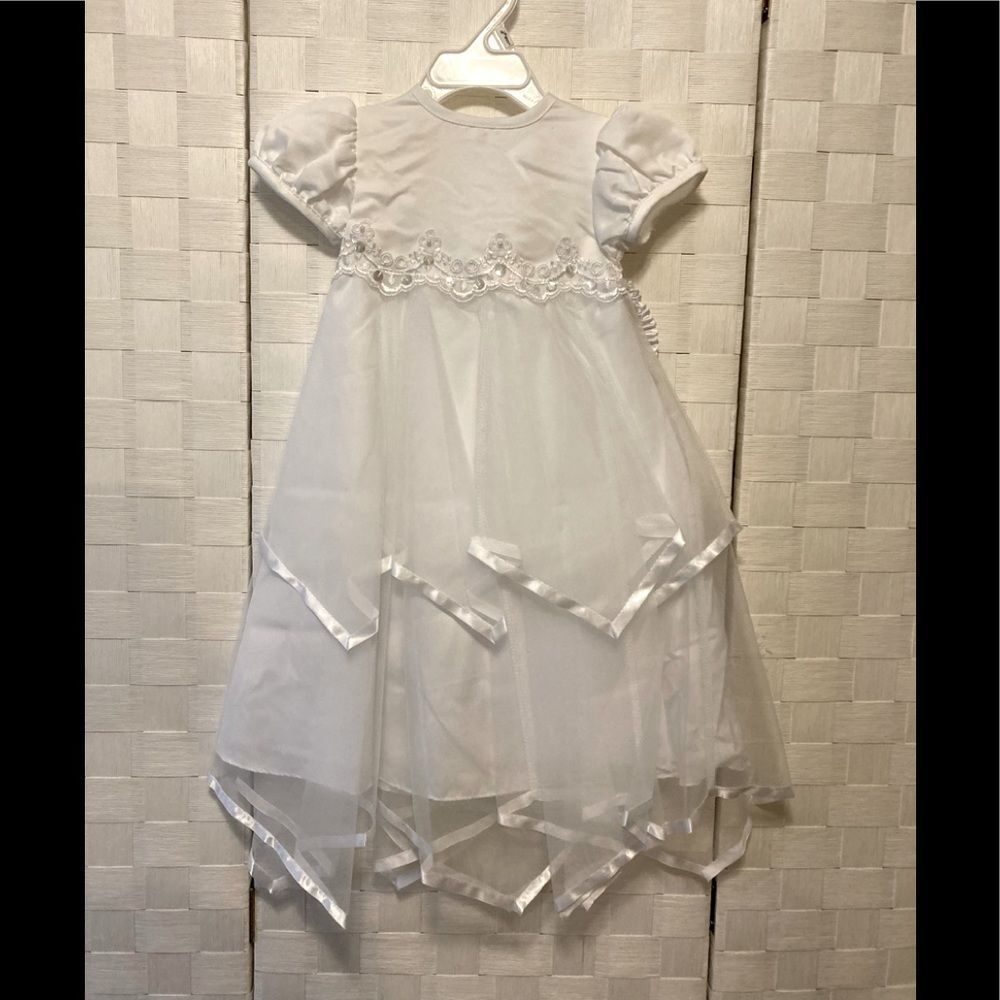 White 2 piece Christening Dress
Size 6-9 months  NWT